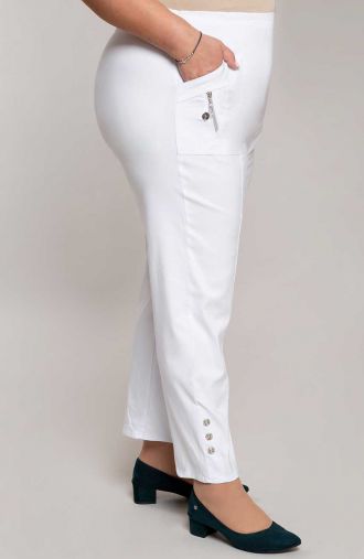 Hosszú fehér nadrág zsebekkel