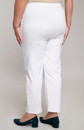 Hosszú fehér nadrág zsebekkel
