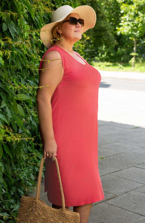 Gładka prosta sukienka w kolorze wiśniowym