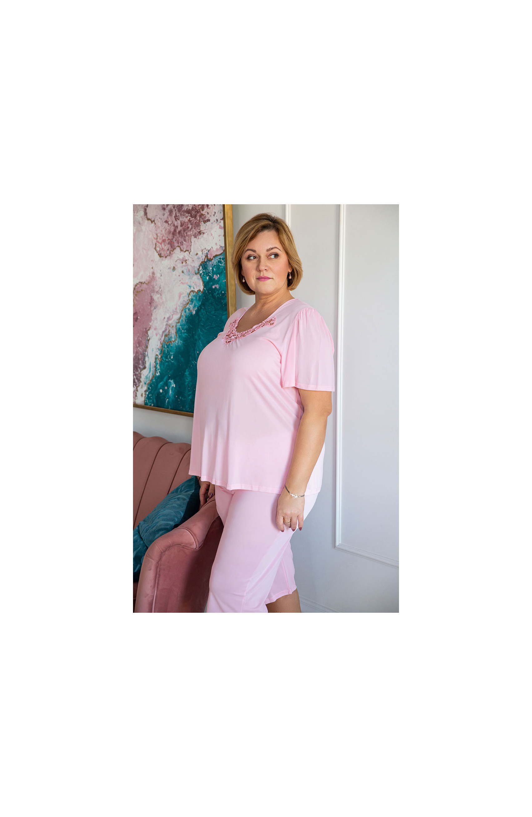 Csipkés nyakkivágású, világos rózsaszín pizsama