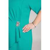 Elegáns celadonszín ruha, brossal