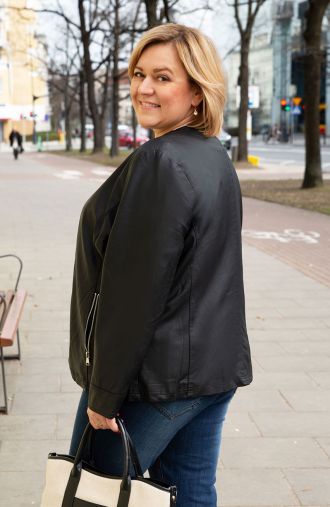 Klasszikus fekete motoros kabát zsebekkel