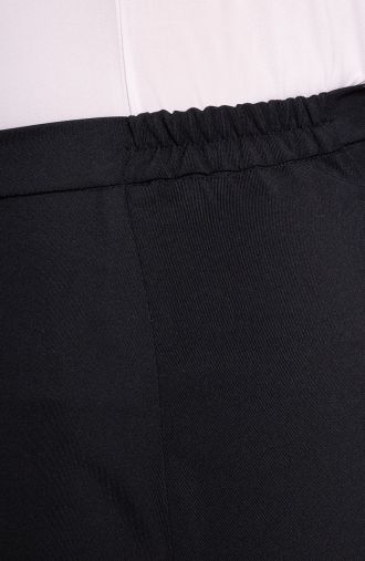 Kényelmes fekete nadrág gyűrődéssel