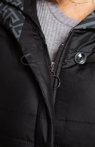 Fekete kabát dekoratív kapucnival