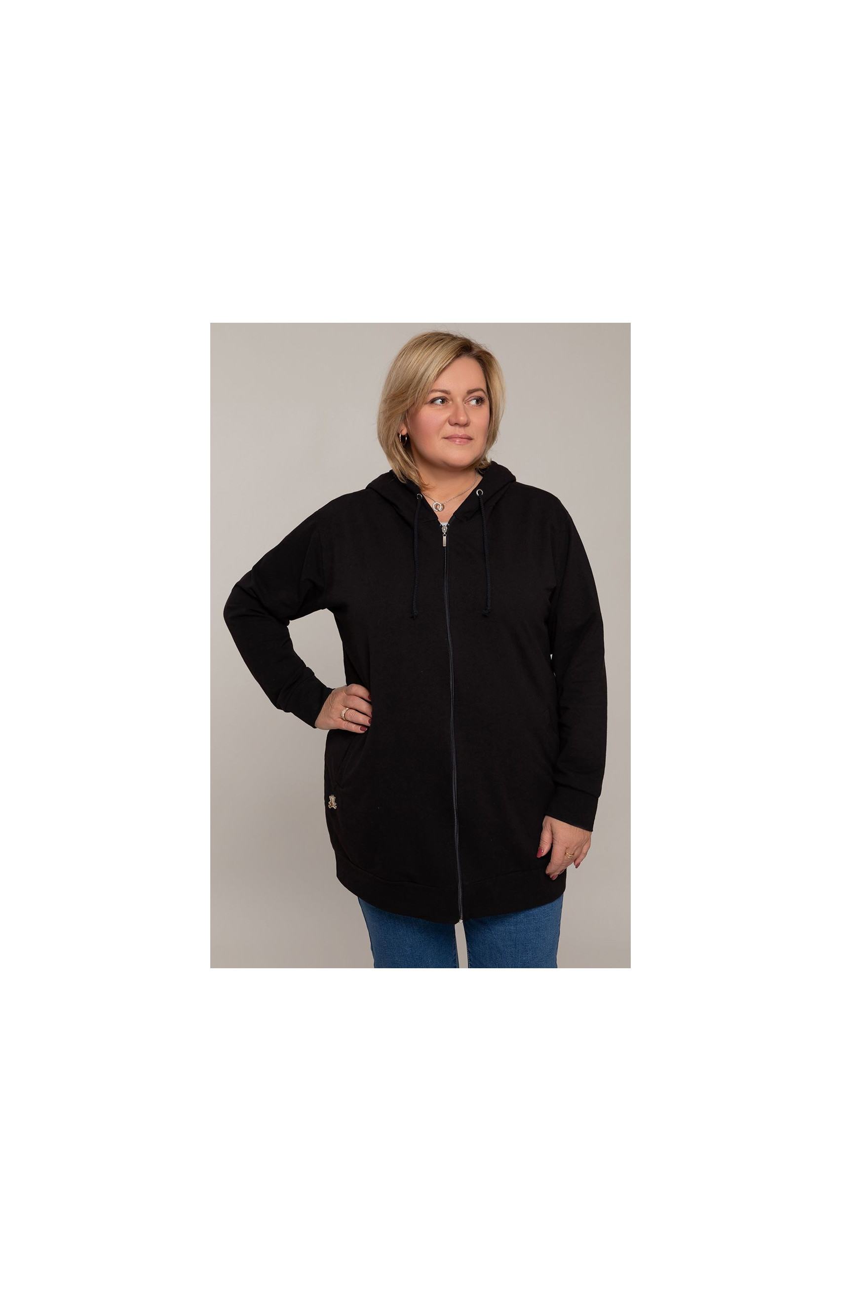 Fekete kapucnis pulóver zsebekkel