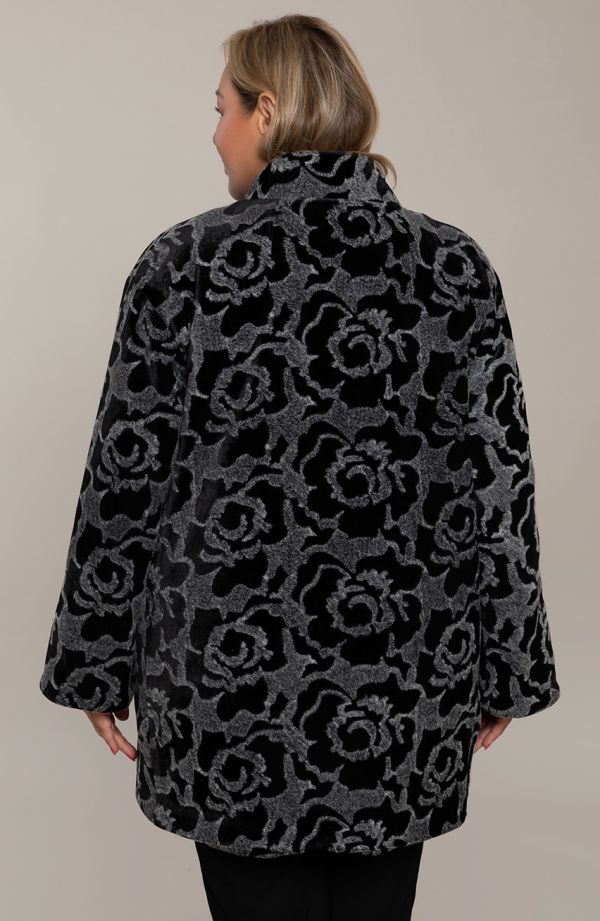 Elegáns kabát, fekete rózsákkal