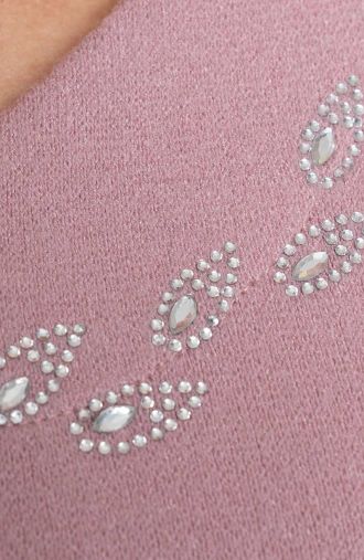Rózsaszín pulóver strasszkövekkel a dekoltázson