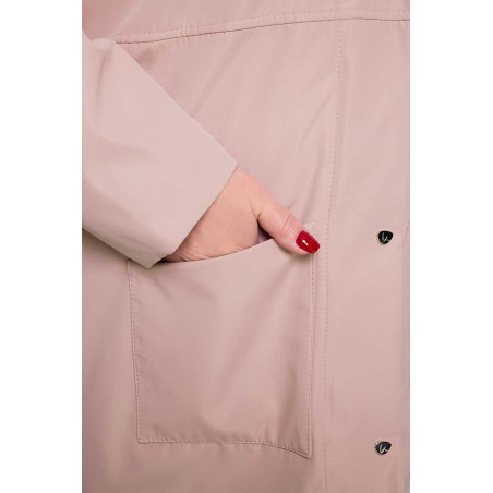 Világos rózsaszín kabát zsebekkel