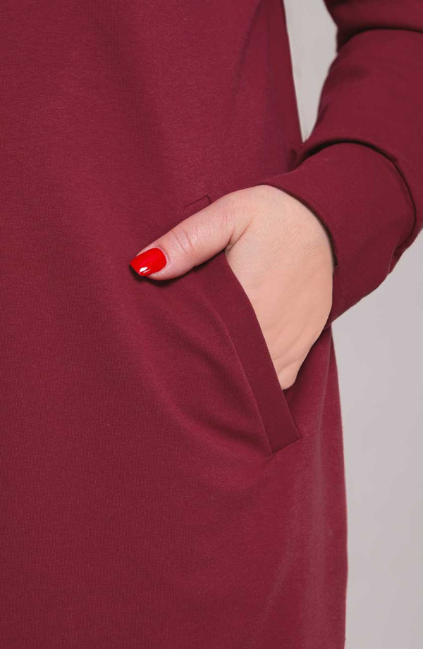 Barna színű kapucnis pulóver zsebekkel
