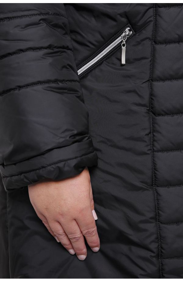 Fekete kabát szőrmével a kapucniján