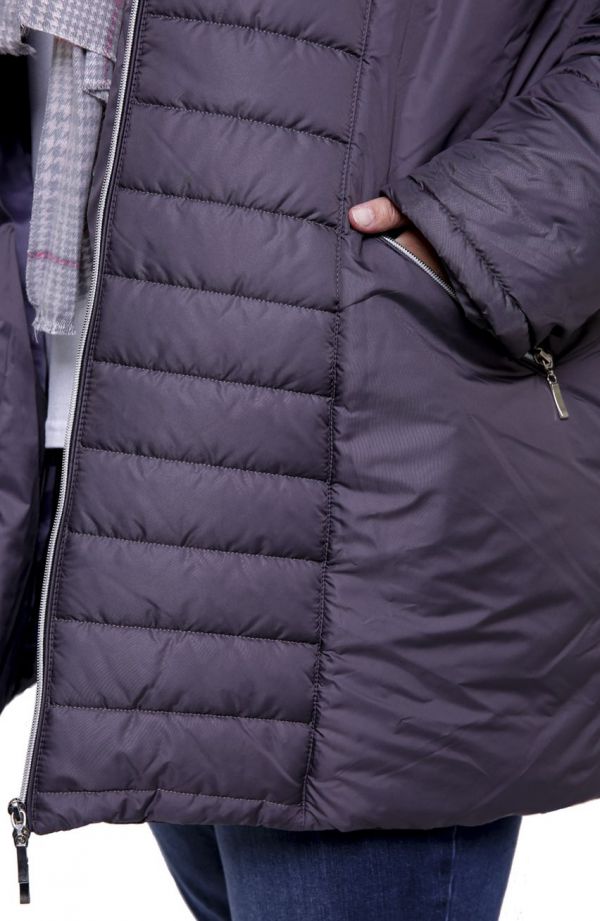 Szürke kabát szőrmével a kapucniján