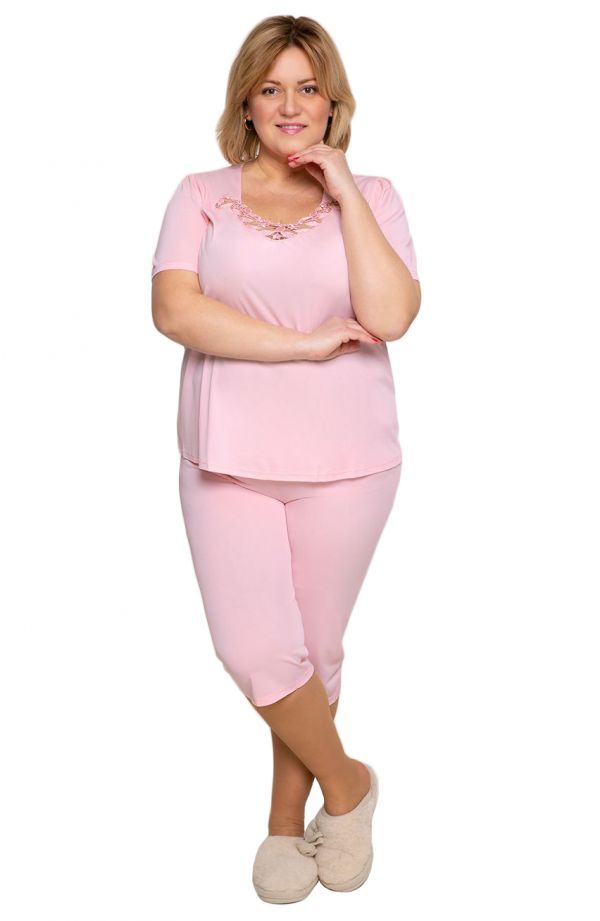 Csipkés nyakkivágású, világos rózsaszín pizsama